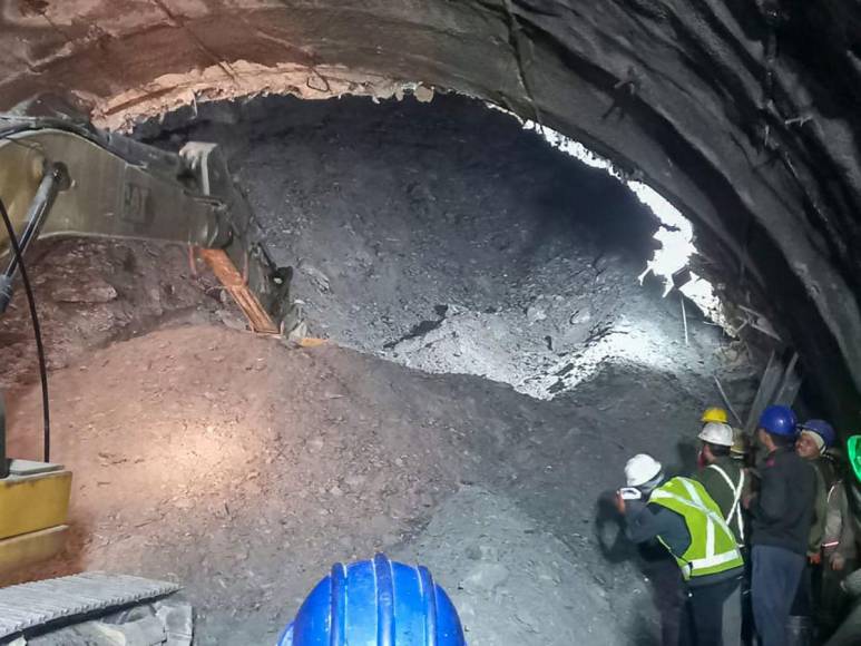 India: tercer día de rescate de 40 obreros atrapados en un túnel