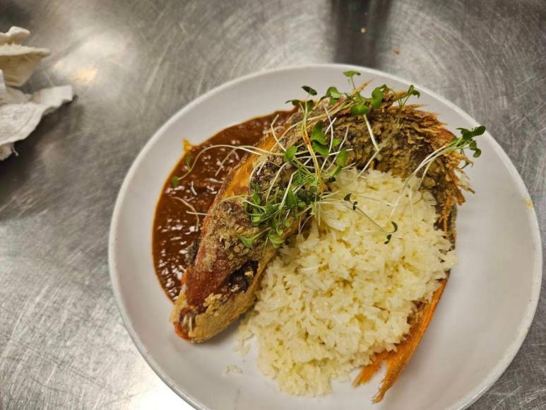 Empleado de restaurante contaminaba la comida poniendo sus genitales antes de servirla