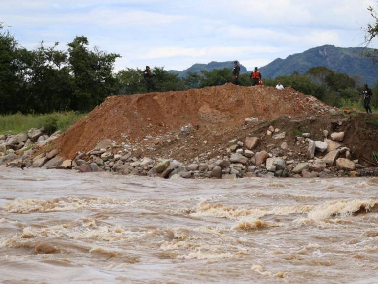 Rodeados de agua permanecen pobladores de Valle, tras paso de Pilar