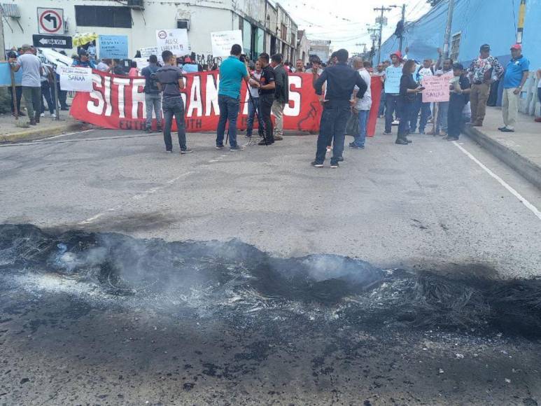 Por acoso laboral y despidos injustificados, protestan empleados del SANAA