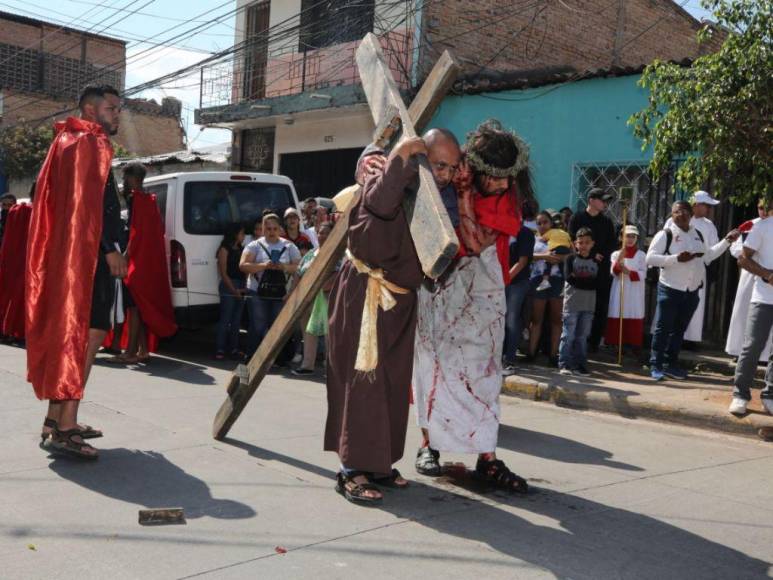 Las 25 imágenes más espectaculares de los Vía Crucis en Tegucigalpa