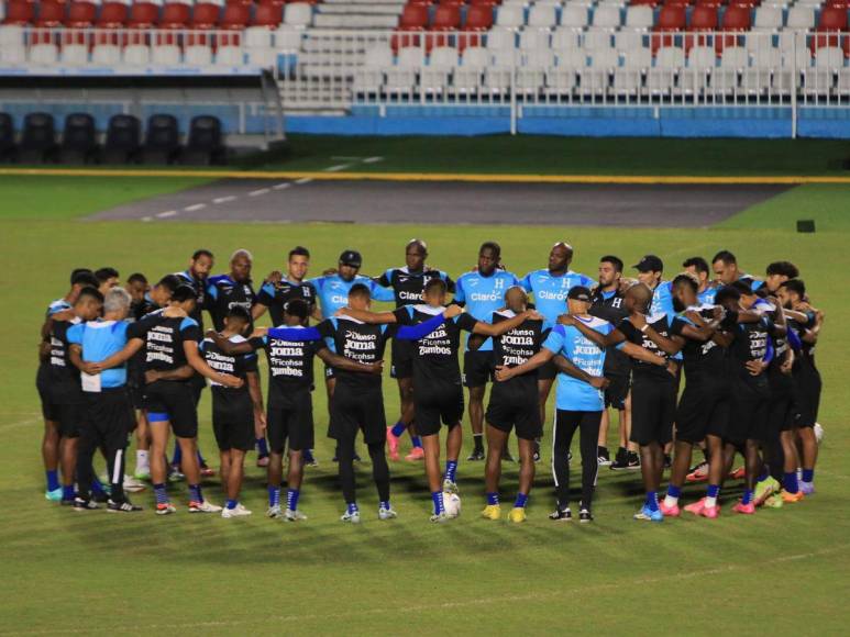 Del avión directo al estadio: Honduras prepara el duelo ante Granada en el “Chelato” Uclés