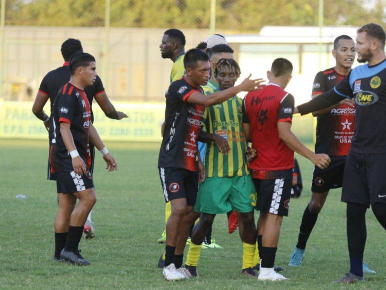 Siete expulsados y agresiones: imágenes del zafarrancho que dejó el Parrillas One-Independiente de la Liga de Ascenso