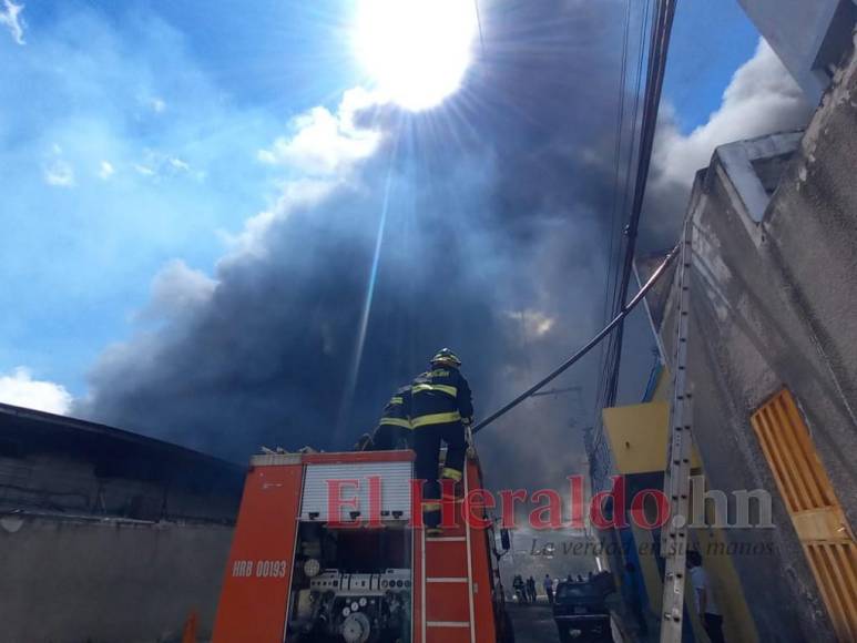 Pérdidas millonarias y estructuras colapsadas deja voraz incendio en la capital de Honduras