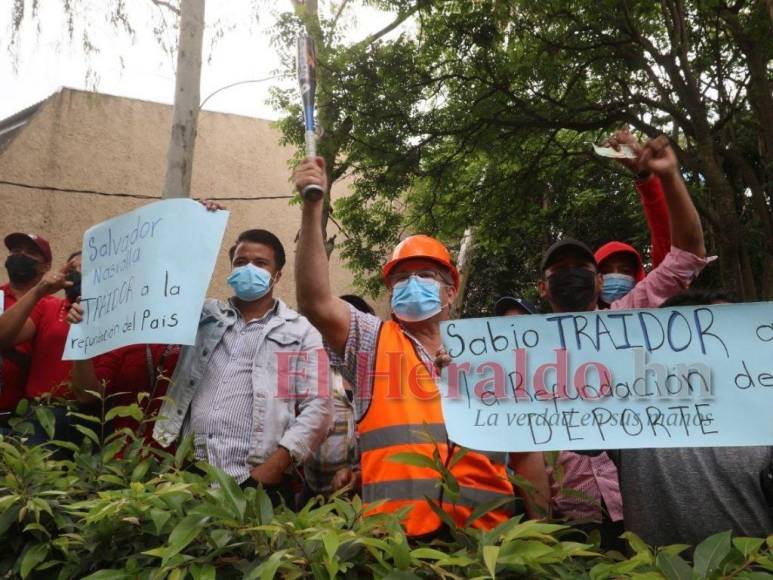 Gritos de “traidor” y agresiones a Salvador Nasralla: Así se vivió el zafarrancho en la Villa Olímpica