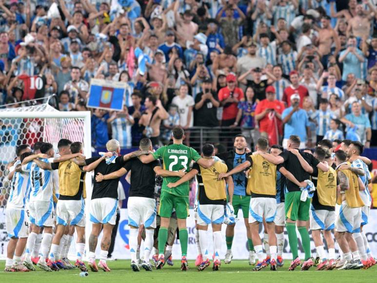 Festejo del “Dibu” y el gesto de Messi: así celebró Argentina el pase a la final