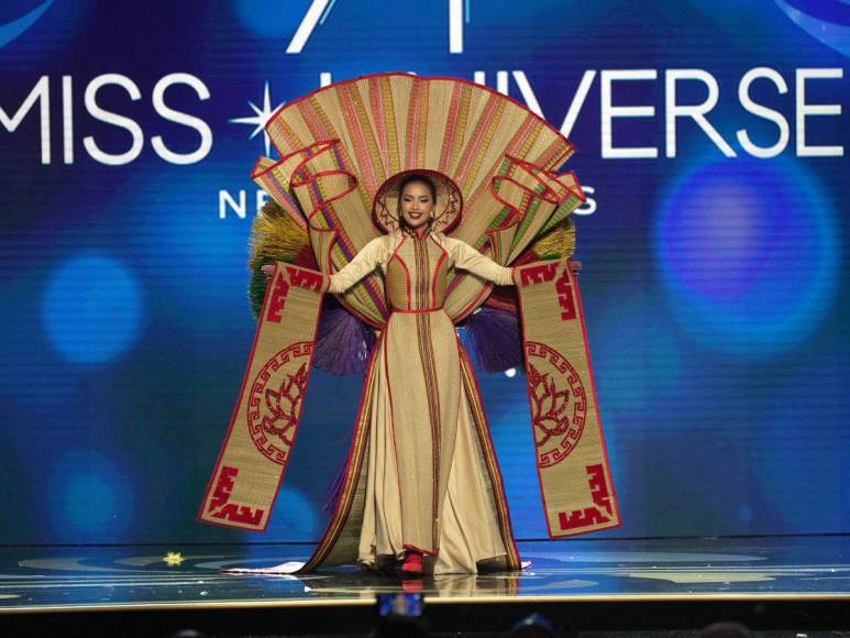 Patriotismo y elegancia en el desfile del traje típico de las candidatas al Miss Universo 2022