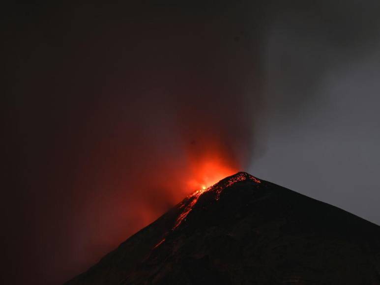 Nubes de alta temperatura y cenizas dispersas: Efectos de la erupción del volcán de Fuego en Guatemala