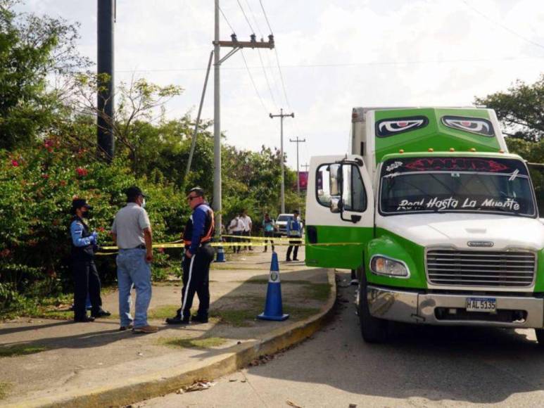 Se disponía a cruzar la calle con su hija en brazos y fue embestida por una camioneta en San Pedro Sula