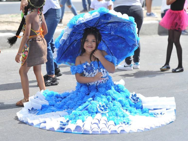 El fervor patrio de los desfiles de centros básicos capturado en 20 imágenes