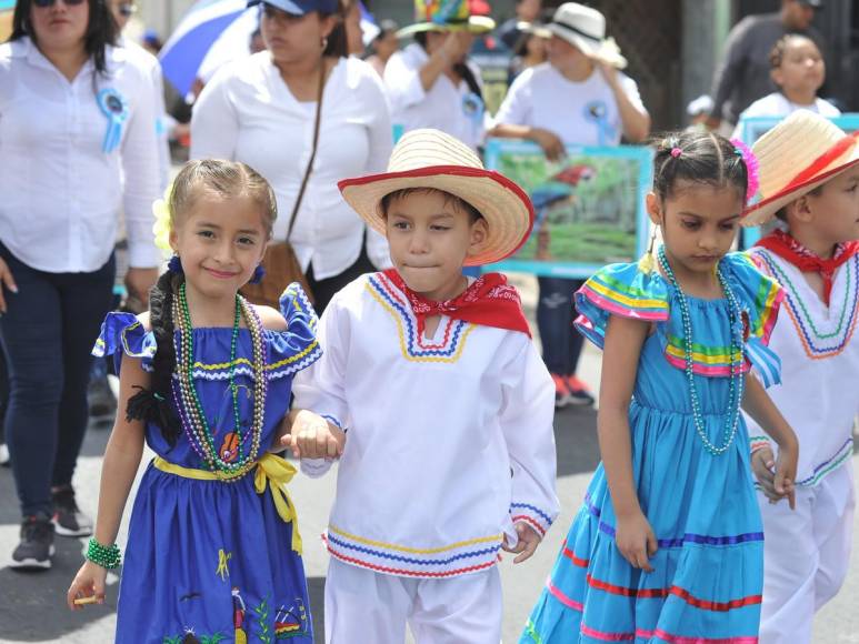 El fervor patrio de los desfiles de centros básicos capturado en 20 imágenes