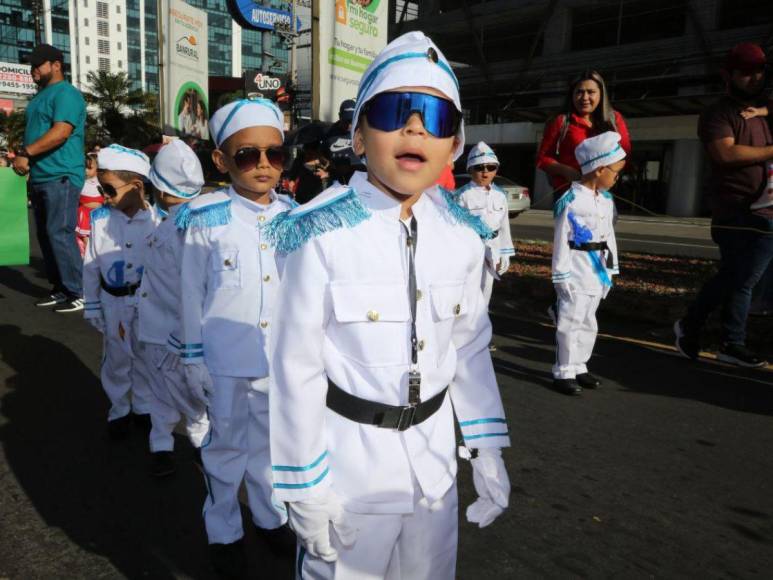 Alumnos de educación prebásica y básica derrochan patriotismo y ternura en las calles de la capital