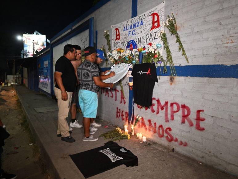 Imágenes del homenaje que rindieron a víctimas de estampida en estadio de El Salvador