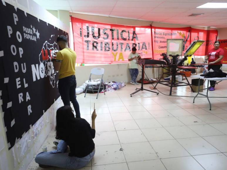 Elaborando mantas y camisetas, sindicatos preparan marcha del 1 de mayo