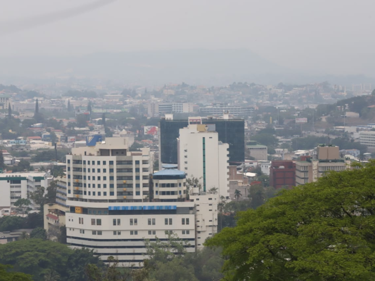 Así amaneció el cielo en la capital este martes ante densa bruma ¿Presenta mejoras?