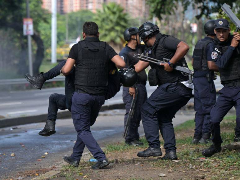 Policía venezolana reprime a manifestantes que protestan por supuesto fraude