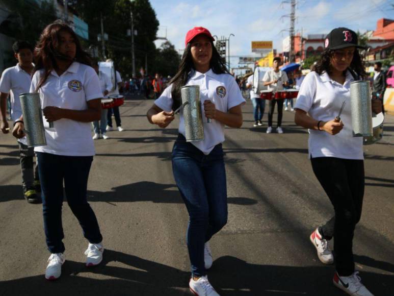 Bandas, pelotones y cadetes también brillaron en desfiles patrios de educación básica