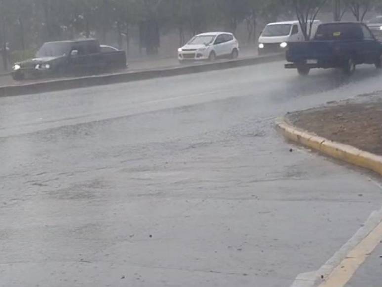 Inundaciones y congestionamiento vial por lluvia en la capital