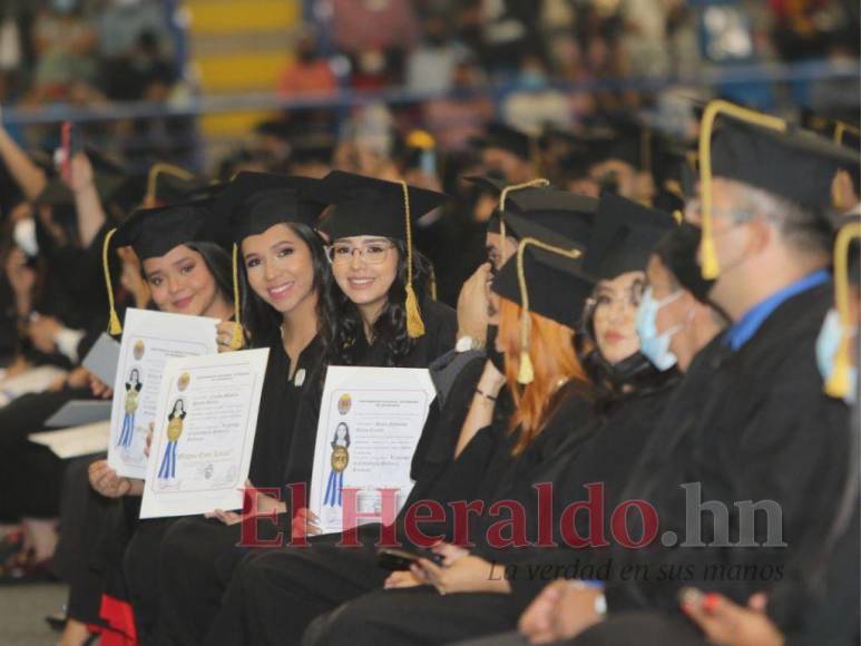 Con orgullo y emoción arrancó la segunda jornada de graduaciones de la UNAH