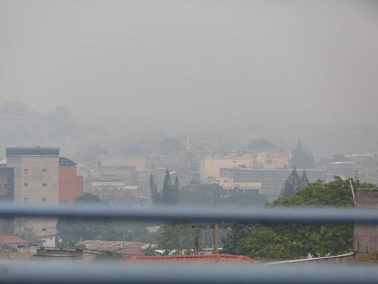 Gris y con el aire contaminado: Así está la capital de Honduras por capa de humo