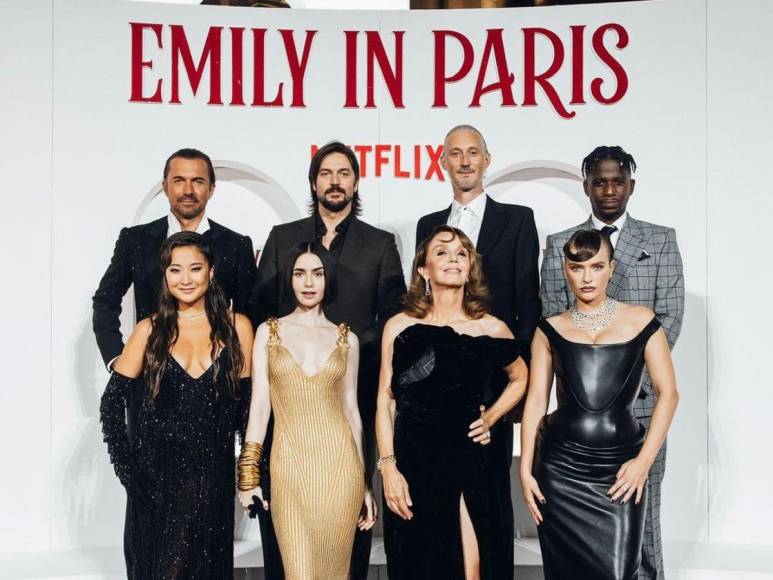 Lily Collins arrasa en el estreno de Emily In Paris en Roma con un escotado vestido dorado