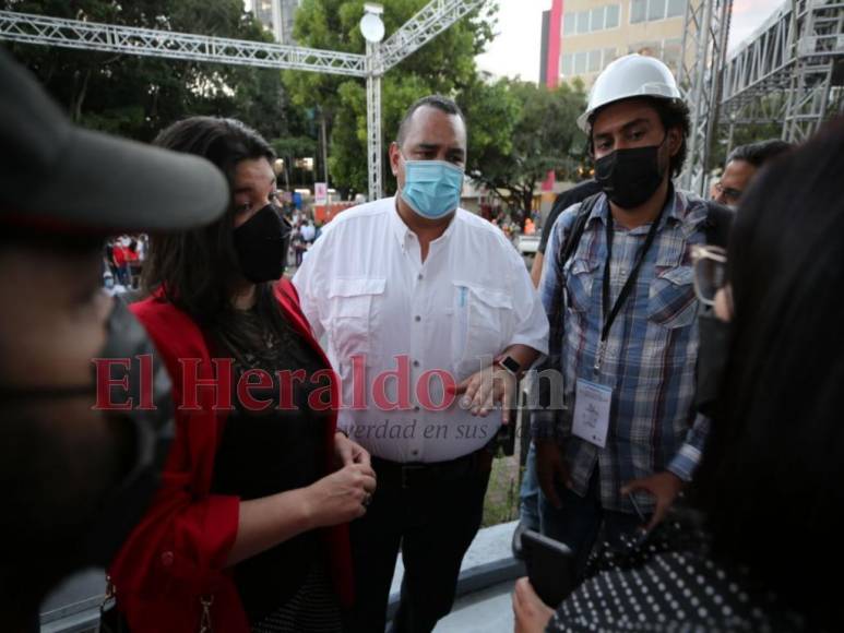 Jorge Aldana supervisa la instalación del escenario donde tomará posesión de la Alcaldía capitalina (Fotos)