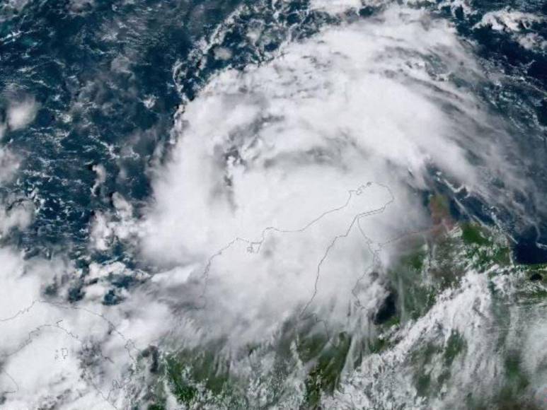 Comienzan evacuaciones en zonas de riesgo de Honduras ante tormenta Julia