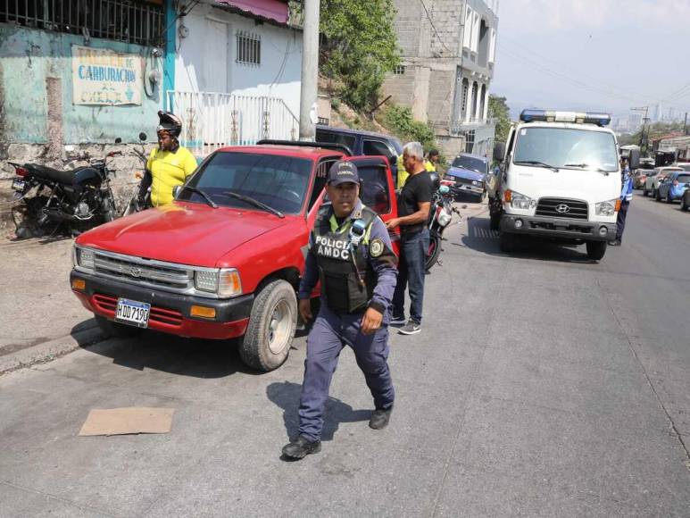 Inician decomiso de vehículos invasores en la salida a Danlí