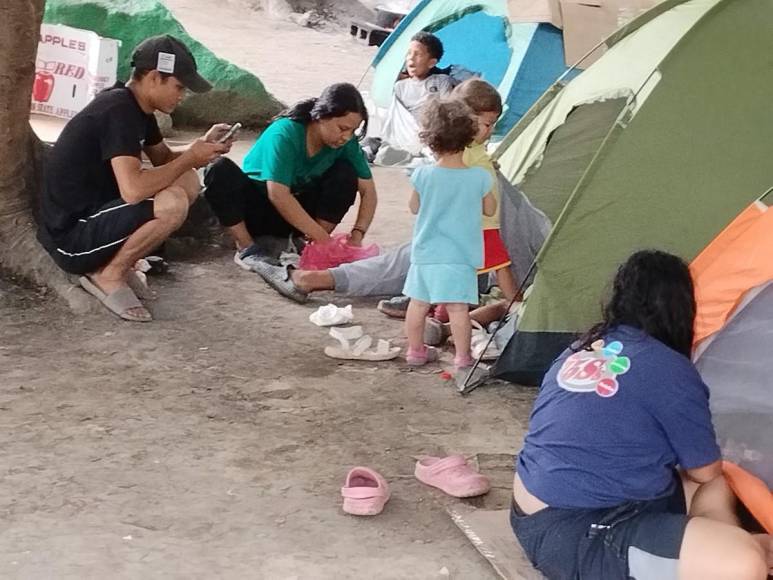 Decenas de niños forman parte de la amarga historia de familias migrantes varadas en Danlí