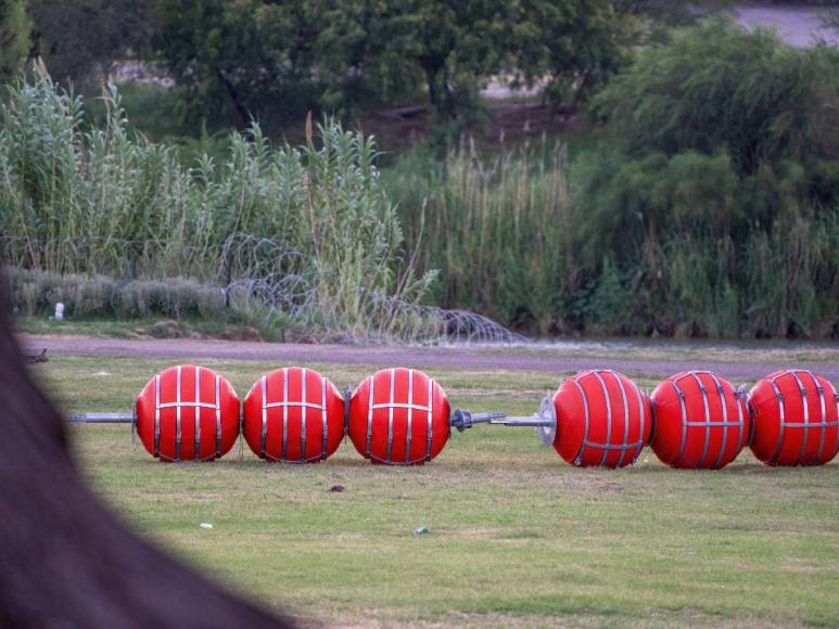 Así es el “muro flotante” hecho de boyas con púas que pretende evitar el paso de migrantes por el Río Bravo