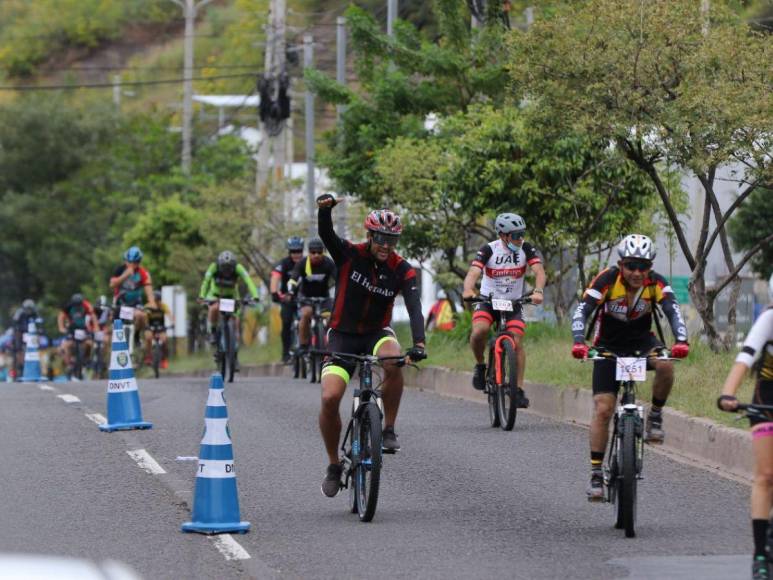 Las 30 mejores imágenes que dejó la undécima Vuelta Ciclística de EL HERALDO 2022