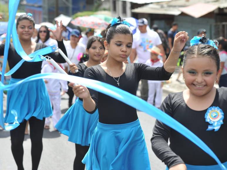 El fervor patrio de los desfiles de centros básicos capturado en 20 imágenes