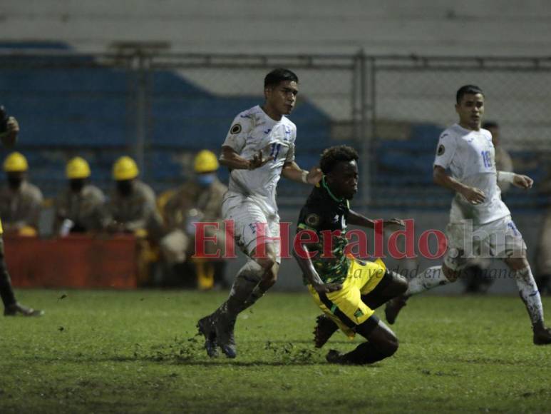 Incesante lluvia, fango y goleada: Así se vivió el triunfo de Honduras ante Jamaica