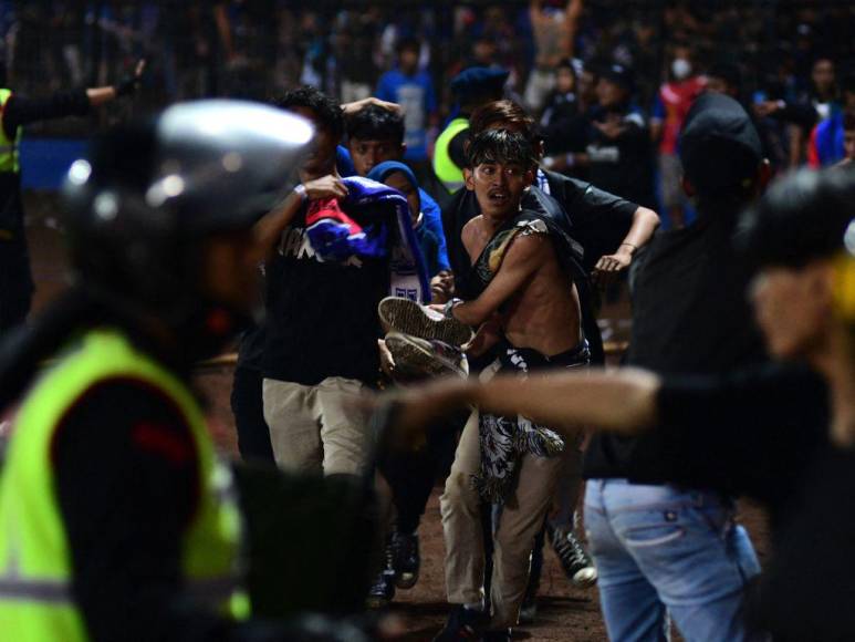 Narran el horror de la estampida que dejó más de 120 muertos en estadio de Indonesia