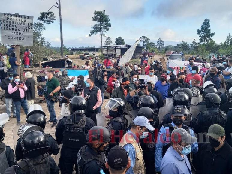 Llanto, confusión y fuerte contingente policial en desalojo a comunidad lenca de Tierras del Padre