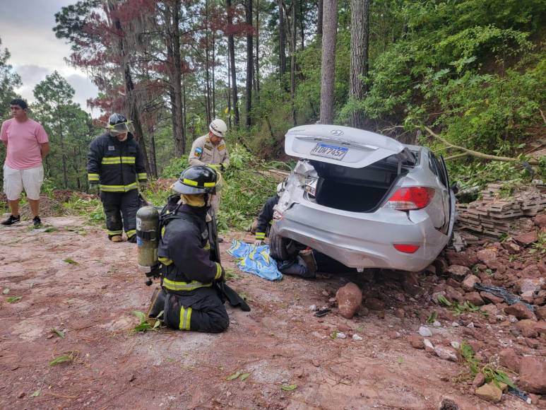 Las imágenes del fatal accidente vial donde murió una empleada de Hondutel en Valle de Ángeles