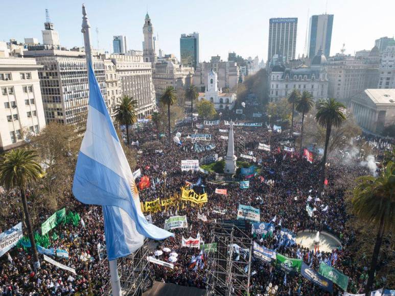 FOTOS: Argentinos salen a las calles para condenar ataque contra Cristina Kirchner