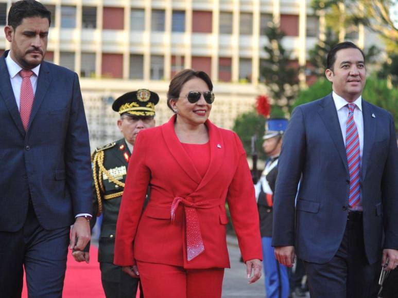 Sobrio y elegante: presidenta Xiomara Castro elige un look rojo para celebrar el 15 de septiembre