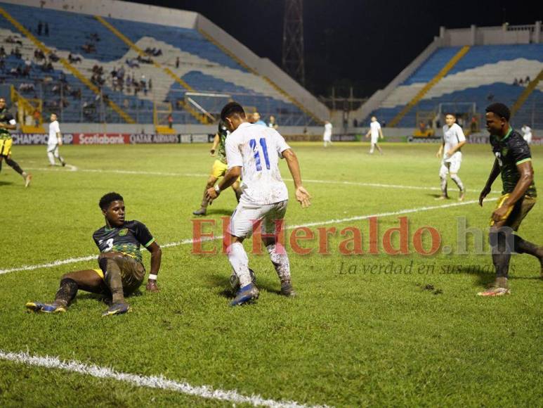 Incesante lluvia, fango y goleada: Así se vivió el triunfo de Honduras ante Jamaica