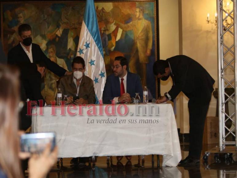 Así estamparon su firma “Mel” Zelaya y Jorge Cálix para acabar con la crisis legislativa