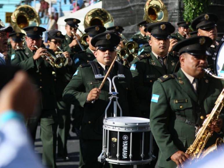 Con fervor y patriotismo, bandas marciales deslumbran este 15 de septiembre