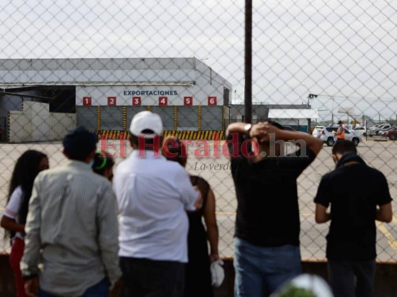 ¡Último adiós! Dolorosa llegada de cuerpos de hondureños que murieron en tráiler en Texas