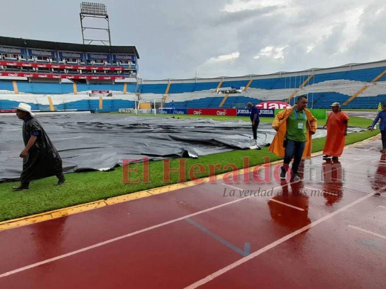 Fuerte lluvia y pocos aficionados: así luce el estadio Olímpico previo al Honduras vs Curazao