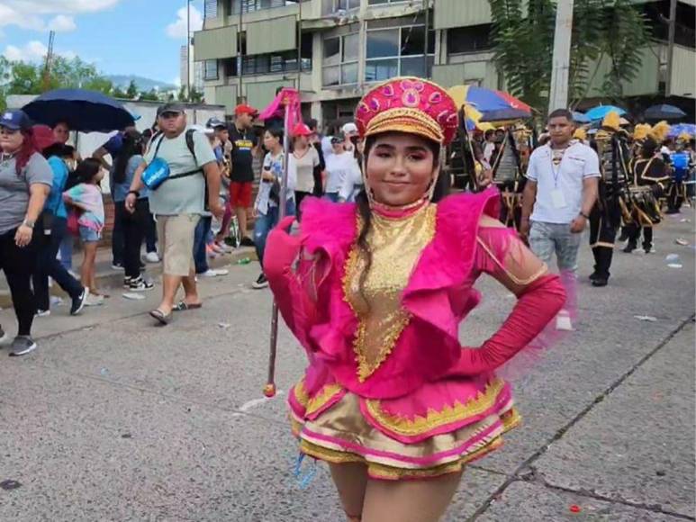 Bellas palillonas del Instituto Vuelo de Águila destacan en desfiles patrios