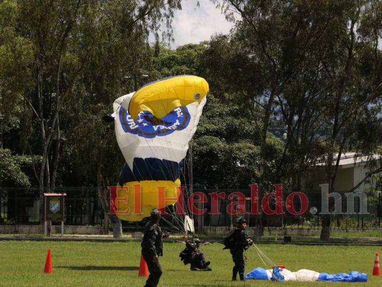 FOTOS: Paracaidistas se alistan para el salto por la Patria el 15 de septiembre