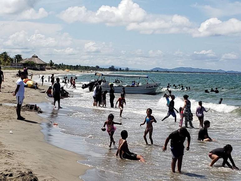 Sol y arena: así despiden hondureños el Feriado Morazánico en playas de Tela