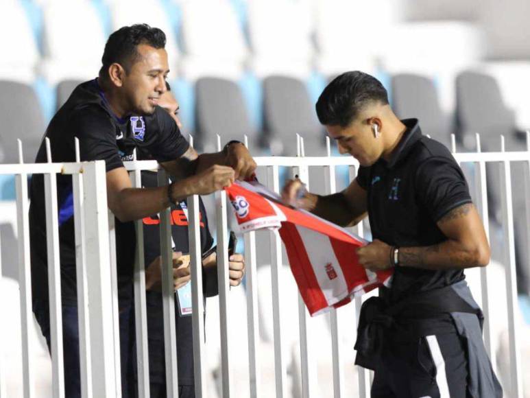 El gesto de Luis Palma con un aficionado, la concentración de David Ruiz y los consejos de Suazo: lo que no se vio de la “H” antes del juego ante Granada