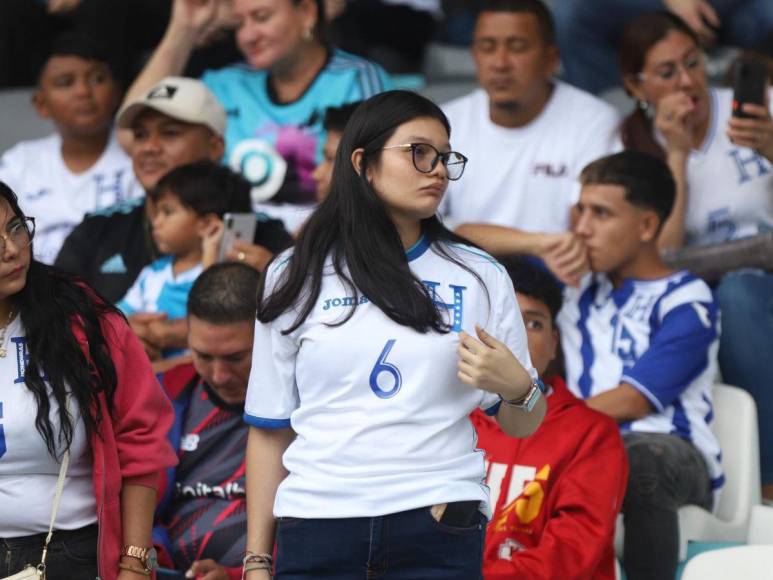 Bellas chicas roban miradas en previa del Honduras vs. Cuba