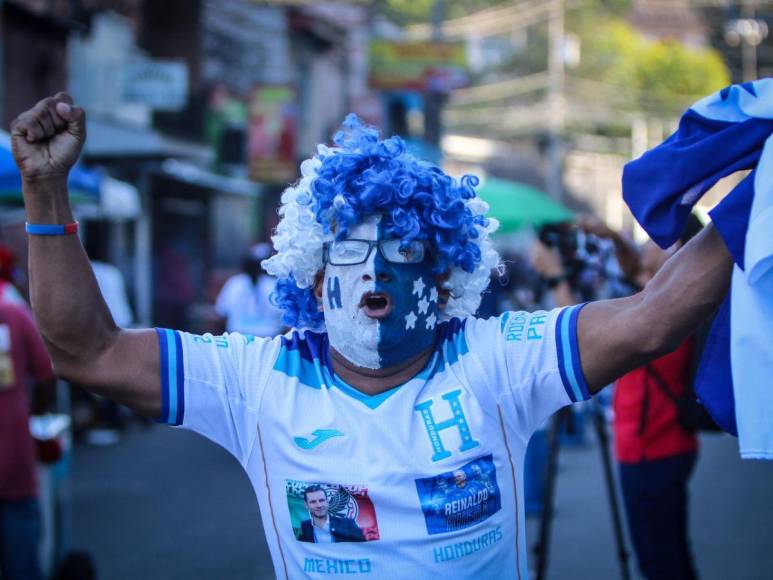 Fiesta bicolor: así se vive el ambiente en las afueras del Estadio