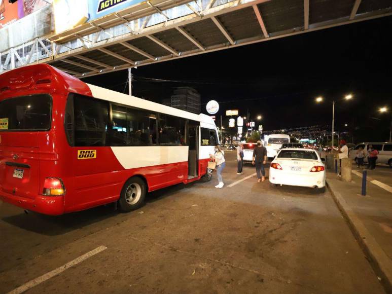 Taxis con stickers y ocho puntos de transporte: estrategias planteadas por la UNAH para mejorar la seguridad